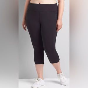 Livi High-Rise Livi Soft Capri Legging w/ Pockets Black Sz 26/28 NWT in Package